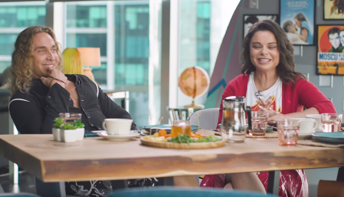 Наташа Королева о Зеленском: он мне юбочку поправлял (видео)